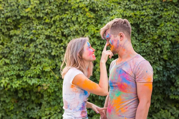 휴일과 holi, 사람들 개념-재미 페인트에서 커버 하는 행복 한 커플 — 스톡 사진
