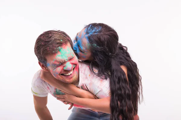 Festival de holi, amistad y concepto divertido - jóvenes jugando con colores en el festival de holi sobre fondo blanco —  Fotos de Stock