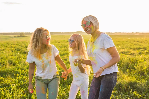 Festival de holi, concepto de personas - Grupo de jóvenes divirtiéndose al aire libre —  Fotos de Stock