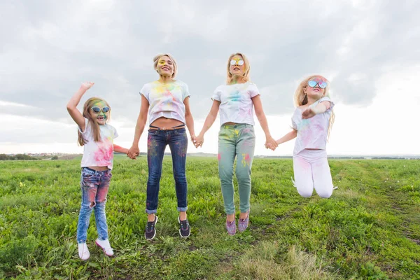 Familia, festival de las fiestas y el concepto de vacaciones - retrato de la familia feliz cubierta de pintura —  Fotos de Stock