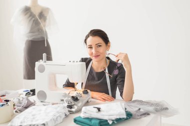 insanlar, moda ve showroom konsept - genç moda tasarımcısı onu showroom