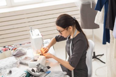 Terzi, terzi ve terzi kavramı - genç moda tasarımcısı onu galeride çalışma