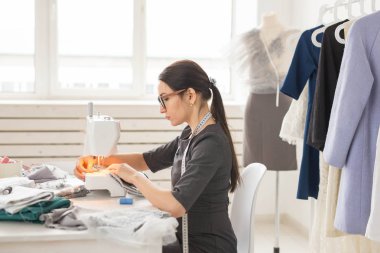 Terzi, terzi ve terzi kavramı - genç moda tasarımcısı onu galeride çalışma