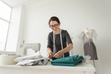 Terzi, moda, terzi ve insanlar kavramı - onun galeride çalışan genç kadın moda tasarımcısı