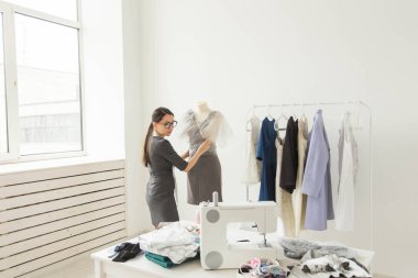 Terzi, moda tasarımcısı, manken malzemeleri ölçme şık kıyafet giymiş terzi ve insanlar kavramı - tasarımcı