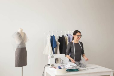 Terzi, teknolojiler, moda tasarımcısı ve terzi kavramı - onun galeride çalışan genç kadın moda tasarımcısı