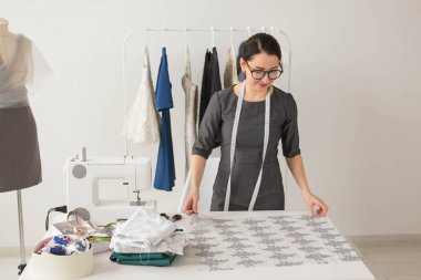 Terzi, moda tasarımcısı ve terzi kavramı - genç kadın tasarımcı, bir elbise yaratma süreci