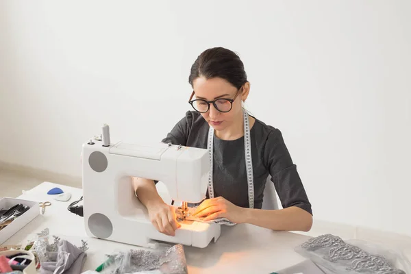 Gente, sastre y concepto de moda - Primer plano retrato del lugar de trabajo diseñador de moda con máquina de coser — Foto de Stock