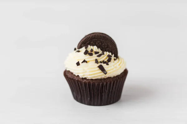 Comida y concepto de vacaciones - Primer plano de cupcake de cumpleaños sobre fondo blanco —  Fotos de Stock