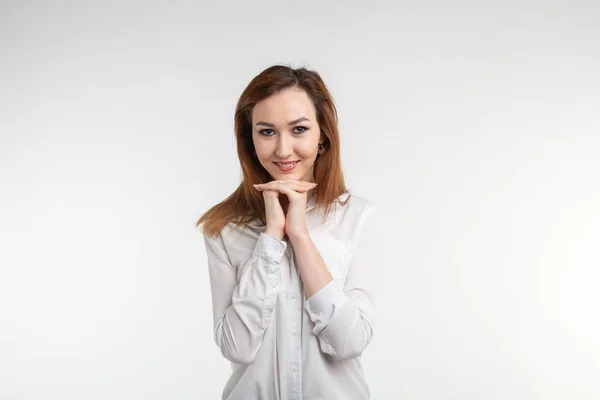 Retrato de bela morena tímida asiática menina no fundo branco — Fotografia de Stock