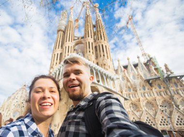 Barcelona, İspanya - 6 Şubat 2018: mutlu turist Barcelona, ünlü Sagrada Familia Roma Katolik Kilisesi önünde fotoğraf çekme mimar Antoni Gaudi