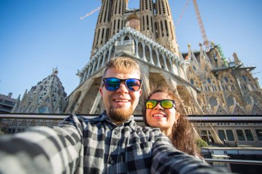 Barcelona, İspanya - 7 Şubat 2018: mutlu turist Barcelona, ünlü Sagrada Familia Roma Katolik Kilisesi önünde fotoğraf çekme mimar Antoni Gaudi