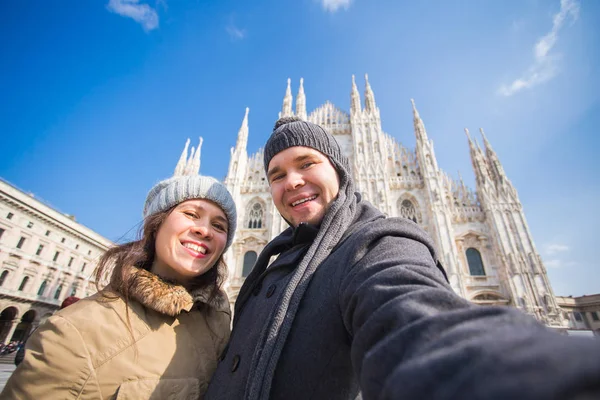 Ταξίδια, φωτογράφηση και άνθρωποι έννοια - ευτυχισμένο ζευγάρι λήψη Αυτοπροσωπογραφία σε Milano στην Duomo τετράγωνο — Φωτογραφία Αρχείου