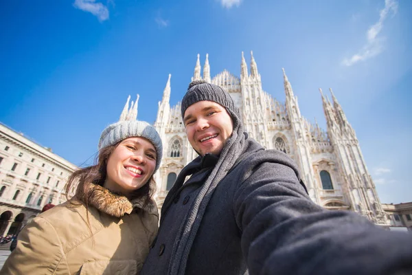 Seyahat etmek, fotoğraf çekmek ve insan kavramı - mutlu çift kendi kendine portre Milano Duomo kare alma — Stok fotoğraf