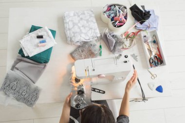 Terzi, moda ve terzi kavramı - genç kadın moda tasarımcısı onu showroom, üstten görünüm