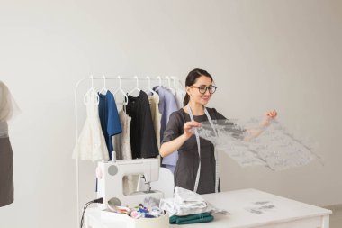 Terzi, terzi, moda ve showroom konsept - Tekstil dikiş elbise için çalışan yetenekli kadın terzi portresi