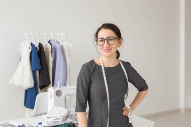 Terzi, moda tasarımcısı, terzi ve insanlar kavramı - güzel moda kadın Tasarımcısı stüdyoda ayakta