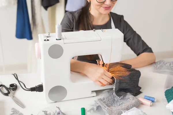 La gente, el sastre y el concepto de la moda - el primer plano del modelista en las gafas que se sientan a la mesa — Foto de Stock