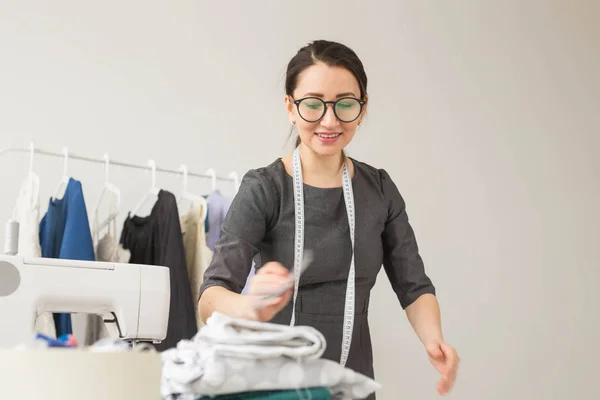 Dressmaker, créateur de mode et concept tailleur - jeune créatrice de mode travaille dans son showroom — Photo