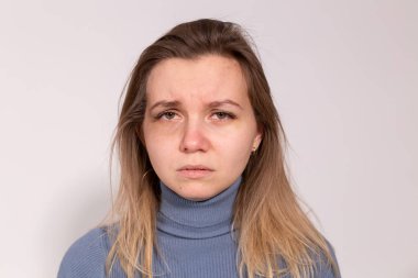 İnsanlar, şiddet ve istismar kavramı - lekeli maskara ile ağlayan kadın portresi yakın çekim