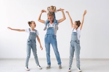 kişi, Aile ve çocuk kavramı - ikiz kardeşler ve beyaz arka plan üzerinde onların anne ile kız bebek