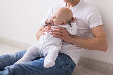 Çocuklar, Aile ve babalık kavramı - mutlu kel baba holding bebek bebek kız beyaz zemin üzerinde diz