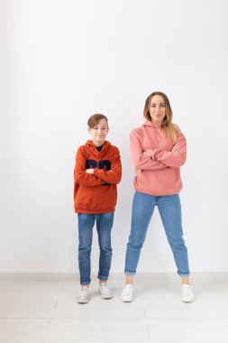 Anneler günü, çocuk ve aile kavramı - genç çocuk ve annesi beyaz arka plan üzerinde poz