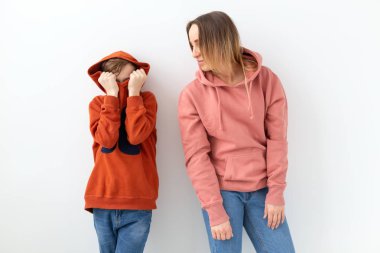 Anneler günü, çocuk ve aile kavramı - genç çocuk annesi beyaz zemin üzerine sarılma