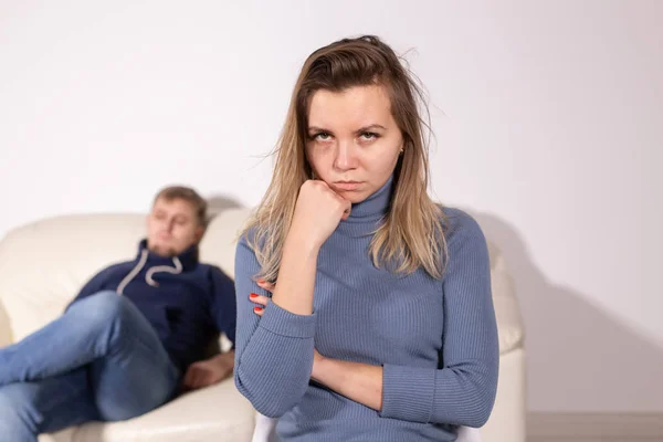 Przemocy domowej, nadużyć i koncepcja rodziny - płacz, Kobieta i jej męża na tle — Zdjęcie stockowe