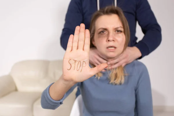 Alcoholismo, abuso y concepto de problema - Mujer triste muestra señal de stop, detener la violencia doméstica — Foto de Stock