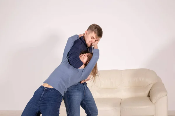 People, abuse and violence concept - aggressive man strangling his wife — Stock Photo, Image