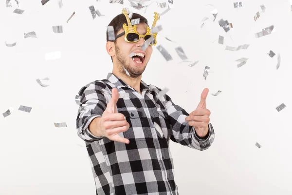 Personer, semester och fest koncept - Cool man i rutig skjorta över vit bakgrund med konfetti — Stockfoto