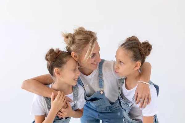 Concepto de personas, familia e hijos - hermanas gemelas con su madre sobre fondo blanco — Foto de Stock