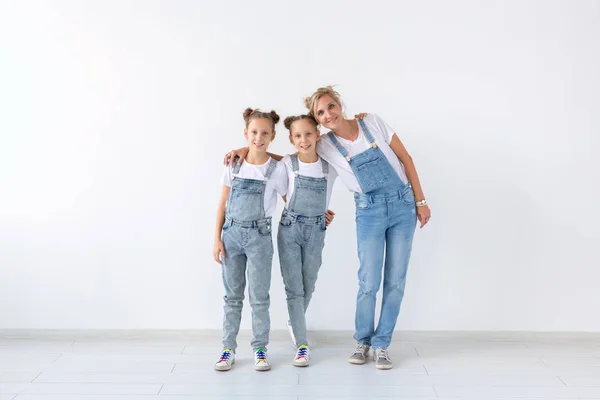 Familia, hermanas y concepto de amor - Madre abrazando a dos hijas gemelas sobre fondo blanco con espacio para copiar — Foto de Stock
