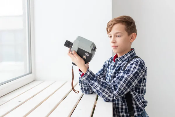 Fotógrafo, los niños y el concepto de hobby - Boy sostener una cámara vieja —  Fotos de Stock