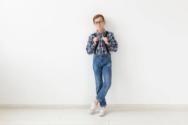 Stil, Kinder und Familienkonzept - niedlicher Teenager-Junge posiert auf weißem Hintergrund — Stockfoto