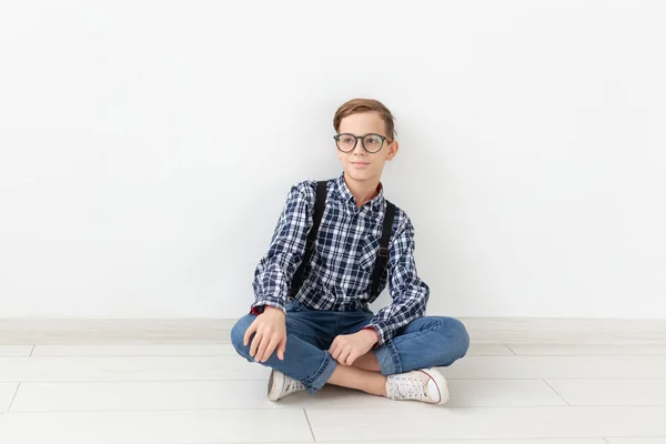 Tiener, kinderen en familie concept - schattige tiener jongen die zich voordeed op witte achtergrond — Stockfoto