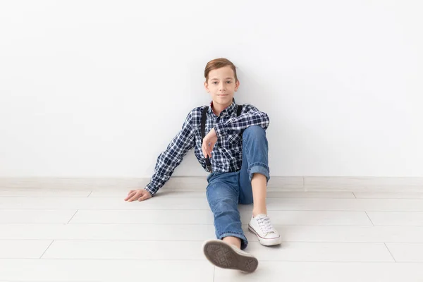 Tiener, kinderen en fashion concept - portret van een knappe jongen van de mode op de witte achtergrond met kopie ruimte — Stockfoto