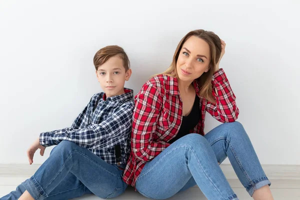 Moeders dag, kinderen en familie concept - mooie vrouw en haar zoon op witte achtergrond — Stockfoto