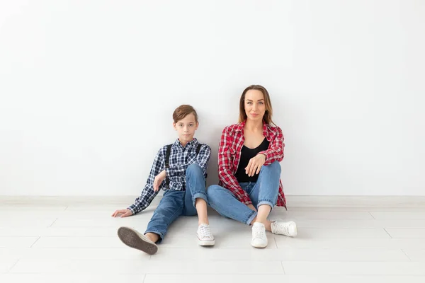 Día de las madres, los niños y el concepto de familia - Hermosa mujer y su hijo sobre fondo blanco — Foto de Stock