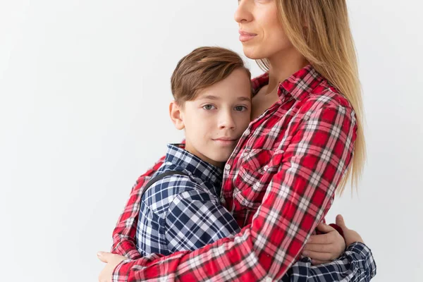 Día de las madres, los niños y el concepto de familia - Hermosa mujer y su hijo sobre fondo blanco — Foto de Stock