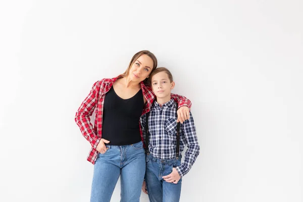 Concepto del día de la familia, la moda y las madres - Retrato de la madre y el hijo vestidos con camisas a cuadros sobre fondo blanco con espacio para copiar — Foto de Stock