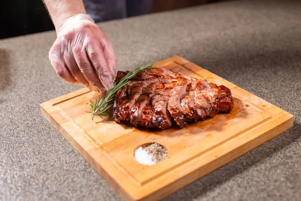 Yemek, lezzetli ve zanaat kavramı - ızgara biftek hizmet — Stok fotoğraf