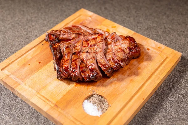 Comida, delicioso, carne de cavalo e conceito de artesanato - porção de bife grelhado — Fotografia de Stock