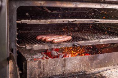 Yemek, lezzetli ve et yemekleri kavramı - Barbekü üzerinde hazırlanan at sosis