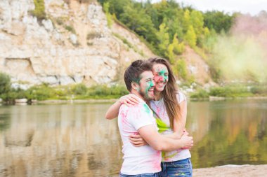 Festival holi, yaz turizm ve doğa kavramı - genç çekici kız erkek arkadaşı ile doğa eğlenmek