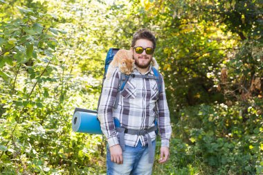 Seyahat, Macera, zam, turizm ve doğa kavramı - turist ile kedi ormanda yürüyüş