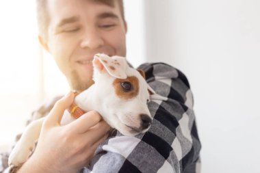 insanlar, Evcil hayvanlar ve hayvanlar kavramı - yakın yukarıya-in genç adam tutarak jack russell terrier köpek yavrusu