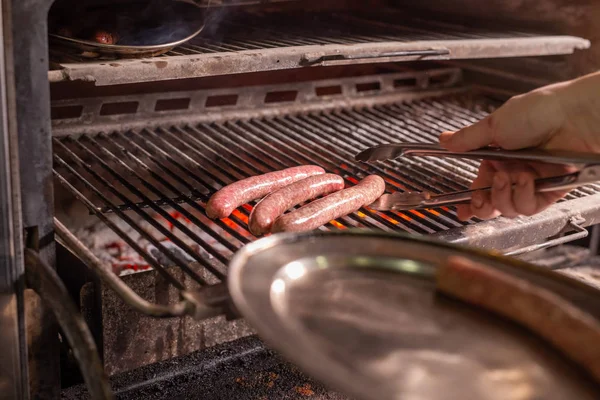 Comida, deliciosos platos de carne y concepto - Salchichas de caballo preparadas en barbacoa — Foto de Stock