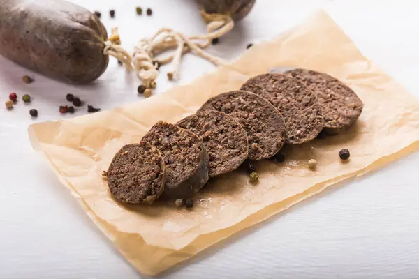 Essen, Pferdefleisch und leckeres Konzept - Wurstscheiben mit Tomate und Paprika — Stockfoto